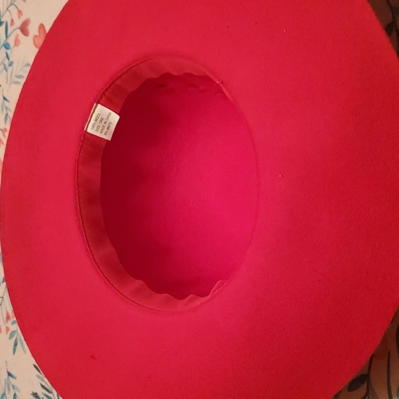 Red wool hat - Picture 3 of 5